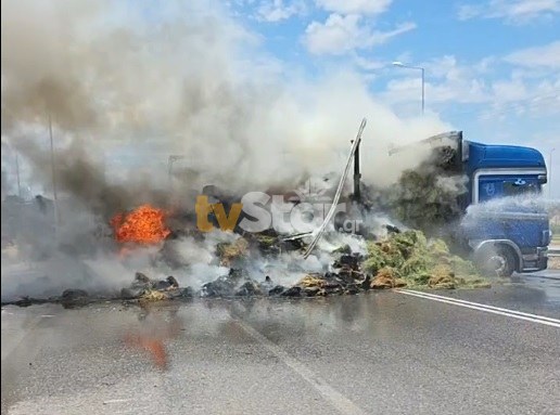 Βάγια: Φορτηγό με τριφύλλι τυλίχθηκε στις φλόγες.(PHOTO)