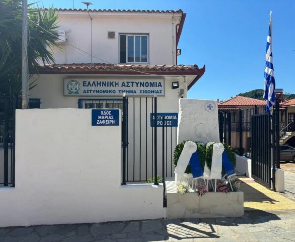 Παρουσία Χρυσοχοΐδη τα αποκαλυπτήρια του μνημείου για την αστυνομικό που σκοτώθηκε όταν πήγε να σταματήσει καβγά οδηγών στη Χαλκιδική