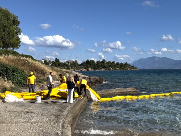 Τοποθετήθηκαν τα πρώτα πλωτά φράγματα στον Δήμο Χαλκιδέων (ΦΩΤΟ)