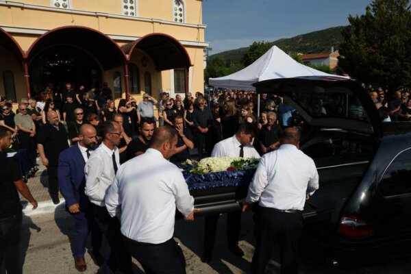 Λιβαδειά: Το τελευταίο αντίο στον διεθνή Τάκη Γκώνια (φωτορεπορτάζ)