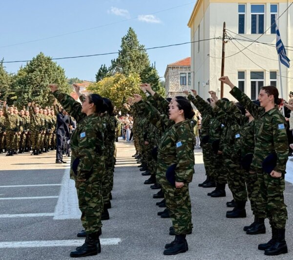 Oρκωμοσία Εθελοντριών Γυναικών παρουσία του Δημάρχου Λαμιέων, του Υφυπουργού Εθνικής Άμυνας και της στρατιωτικής ηγεσίας