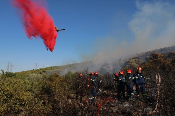 Χωρίς ενεργό μέτωπο η φωτιά στην Οινόη – Iσχυρές πυροσβεστικές δυνάμεις συνεχίζουν να επιχειρούν