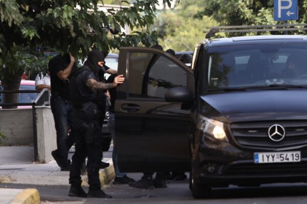 Για ανθρωποκτονία από πρόθεση κατά συρροή κατηγορούνται οι δύο συλληφθέντες για την Marfin- Την Τρίτη στην ανακρίτρια