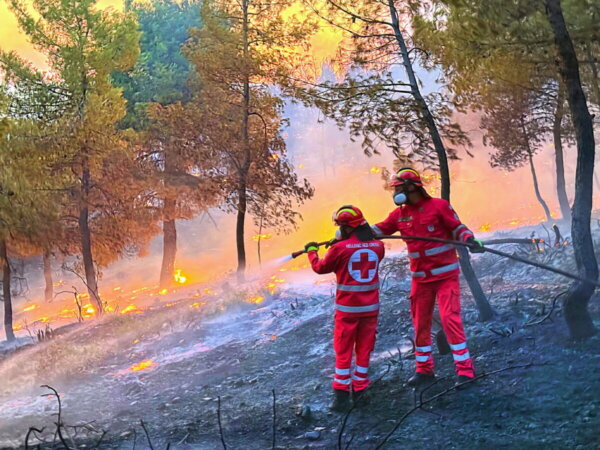 Ο Ελληνικός Ερυθρός Σταυρός στην πρώτη γραμμή στα πύρινα μέτωπα σε Θεσσαλονίκη, Ρόδο και Οινόη Αττικής