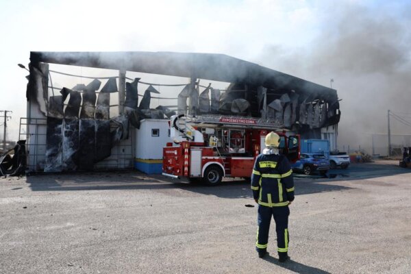 Φωτιά στον Ασπρόπυργο: Πέθανε ο ένας από τους τρεις πολυεγκαυματίες