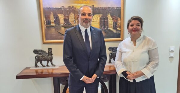 Συνάντηση του Γενικού Γραμματέα του ΣΟΚΕΕ, Ευάγγελου Χαραλάμπους, με την Πληρεξούσιο Υπουργό και Επιτετραμμένη της Πρεσβείας της Δημοκρατίας του Ιράκ στην Αθήνα, κα Nazdar Sherzad