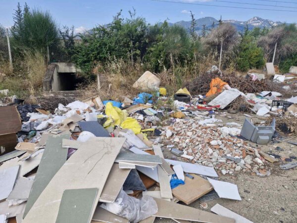 Παράνομες χωματερές γίνονται εστίες μόλυνσης στη Λαμία- Τα συνεργεία του δήμου απομάκρυναν τα απόβλητα (video)