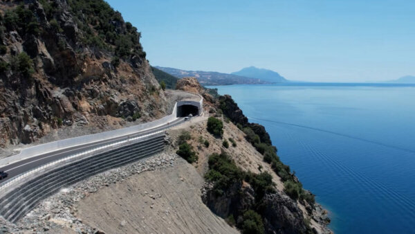 Τέλος σε ένα πρόβλημα δεκαετιών- Στην κυκλοφορία ο νέος δρόμος Ροβιές- Ήλια (video)
