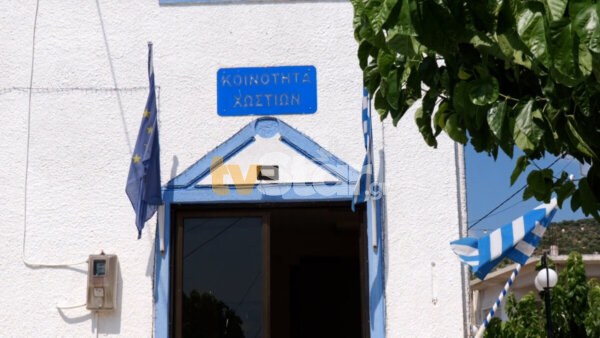 Σερ. Δέδες: Αποφασισμένος να κλείσει τον κεντρικό δρόμο του χωριού, για να παίζουν με ασφάλεια τα παιδιά.(video)