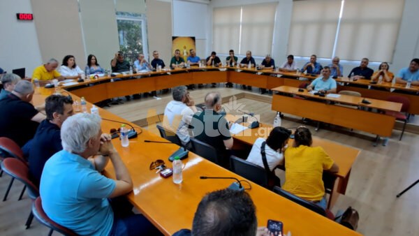 Θήβα: Έμποροι και αγρότες κατά της δημοτικής αρχής για τον αποκλεισμό τους απο το ΔΣ για το νερό.(VIDEO)