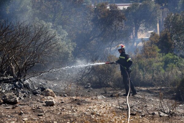Φωτιά στην Πάρο: Χωρίς ρεύμα Φολέγανδρος και Σίκινος για την ασφαλή διεξαγωγή εναέριων ρίψεων νερού