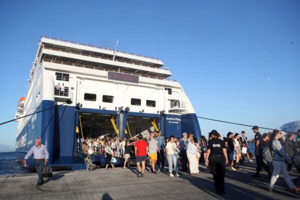 Γεμάτα αναχωρούν τα πλοία από Πειραιά, Λαύριο και Ραφήνα