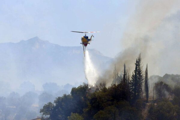 Αίγιο: Βελτιωμένη εικόνα παρουσιάζει η φωτιά αλλά παραμένει σε εξέλιξη – Ξεκίνησαν τις ρίψεις νερού τα εναέρια μέσα