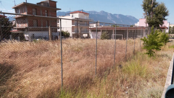 Παγκράτι Λαμίας: Εγκαταλελειμμένο 5×5 – Ζητούν καθαρισμό κι αξιοποίηση (video)