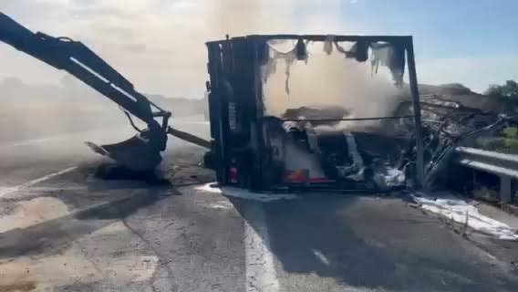 Νταλίκα με έπιπλα κάηκε ολοσχερώς σε πάρκιγκ της εθνικής οδού, μετά τη Στυλίδα