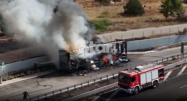 Νταλίκα με έπιπλα κάηκε ολοσχερώς σε πάρκιγκ της εθνικής οδού, μετά τη Στυλίδα (video)
