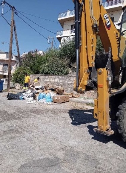 Εργασίες απομάκρυνσης ογκωδών αντικειμένων και κλαδιών σε περισσότερα από 90 σημεία της Χαλκίδας από τον Δήμο (ΦΩΤΟ)