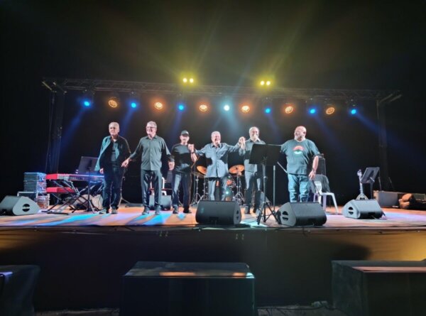 Με  επιτυχία η μουσική εκδήλωση με τον Μανώλη Μητσιά στην Αρχαία Πρόερνα Νέου Μοναστηρίου του Δήμου Δομοκού