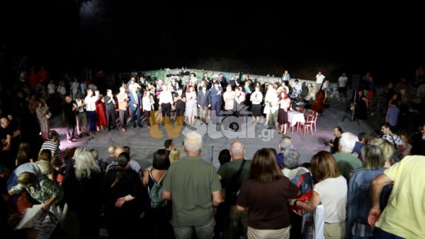 Μαγική βραδιά στο ανοιχτό θέατρο Κρύας. “Τα ρεμπέτικά μας, μες τη στράτα”.(video)