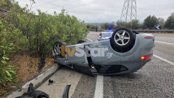 Τροχαίο με ανατροπή στο δρόμο για το νοσοκομείο Λαμίας (φωτογραφίες και βίντεο από το σημείο)