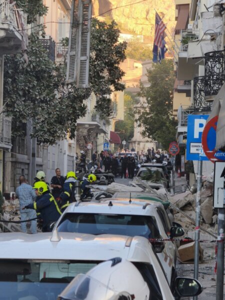 Κατέρρευσε διώροφο κτήριο μετά από ισχυρή έκρηξη στην Πλάκα