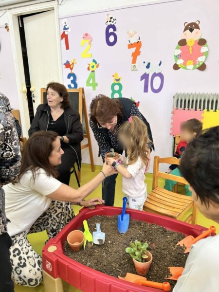 Λαμία: Επίσκεψη των μελών του 4ου ΚΑΠΗ στον Β΄ Παιδικό Σταθμό