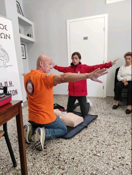 Δράση εκπαίδευσης χρήσης απινιδωτή από μέλος της ΕΠΟΜΕΑ στο ΚΑΠΗ Λιβανατών (ΦΩΤΟ)