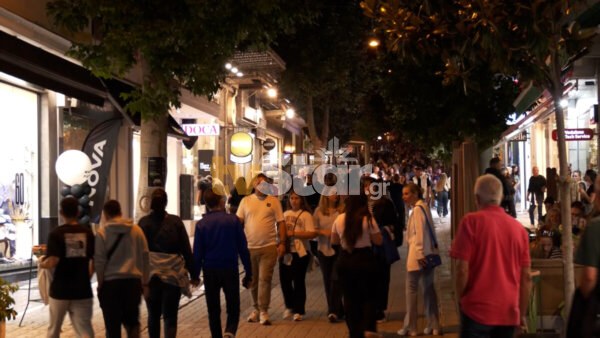 Λευκή νύχτα: Πλημμύρισε από κόσμο το κέντρο της Λαμίας (video)