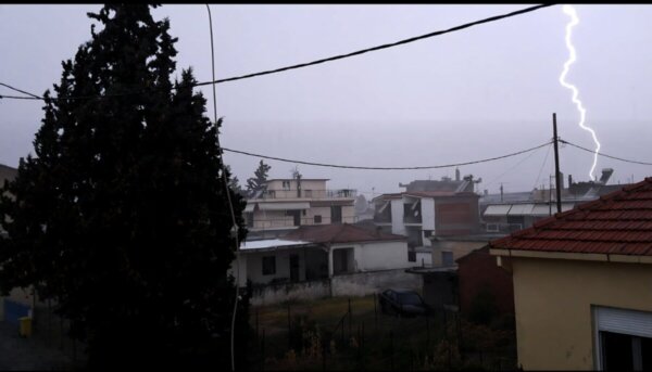 Σφοδρή καταιγίδα και κεραυνοί στη Βοιωτία (video)