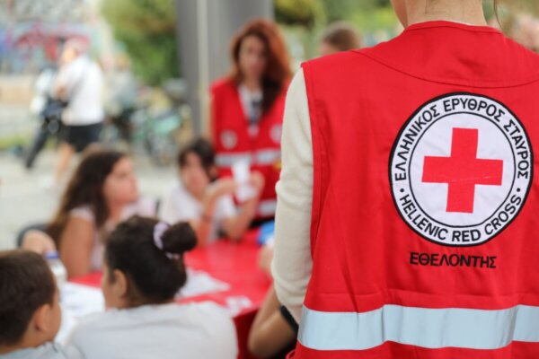 Ο Ελληνικός Ερυθρός Σταυρός γιόρτασε την Παγκόσμια Ημέρα Αστέγων με μεγάλη δράση στο Θησείο