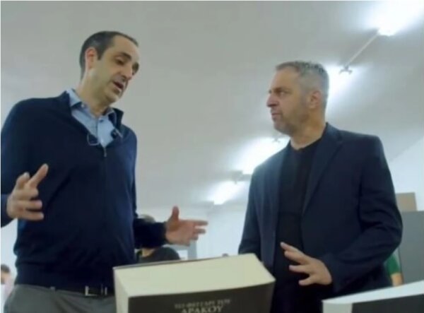 Δωρεά βιβλίων στον ΕΟΠΑΕ στη Θεσσαλονίκη από τους Bookmarkers και τον Γρηγόρη Δημητριάδη