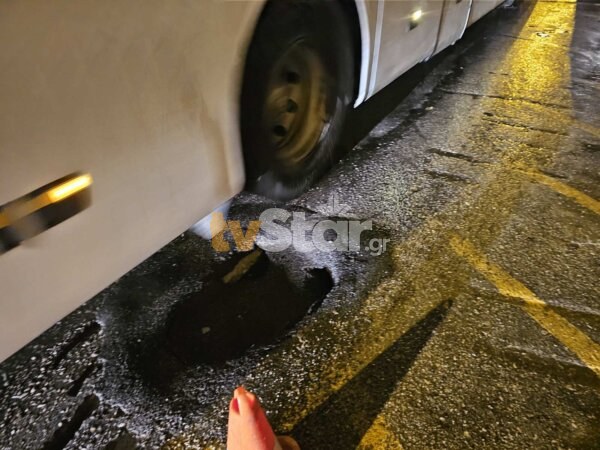 Λαμία: Άμεση επέμβαση Δήμου και Τροχαίας για επικίνδυνη καθίζηση στην οδό Όθωνος. (φωτο)