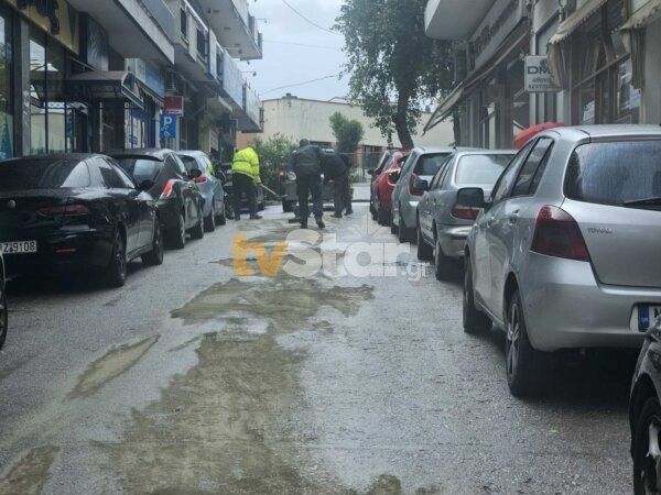 Συναγερμός στη Λαμία: «Παγοδρόμιο» το κέντρο από διαρροή λαδιών – Πτώσεις και τραυματισμοί (φωτο)