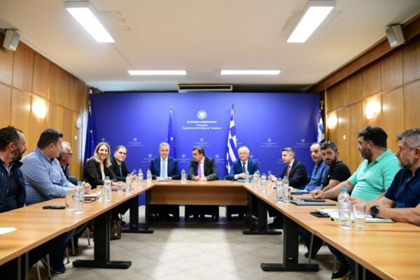 Αγρότες: Χωρίς συγκεκριμένες δεσμεύσεις από το Υπουργείο – Σχοινάς: “Τα προβλήματα δεν λύνονται με χάιδεμα αυτιών”
