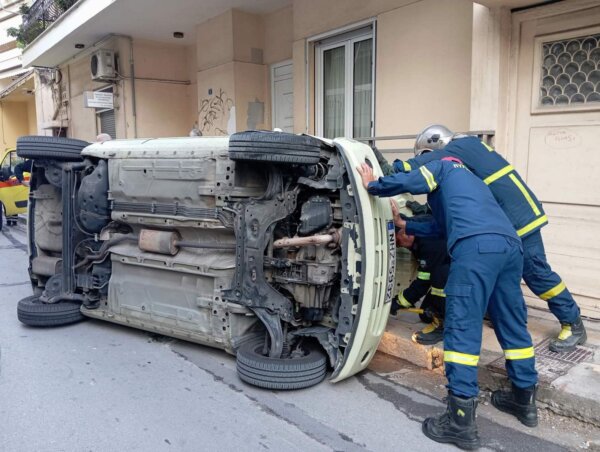 Λαμία: Αυτοκίνητο τούμπαρε στη μέση της οδού Μακροπούλου (φωτο)